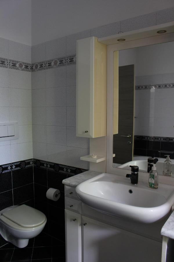 Casa Maria-Appartamento In Villa Ispra Dış mekan fotoğraf